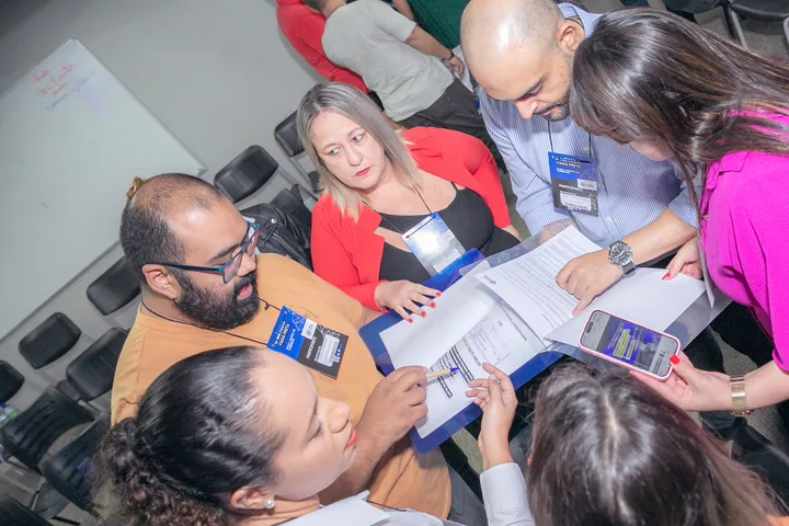 Equipe analisando documentos em grupo durante o treinamento