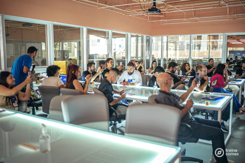 Sala de treinamento com os participantes respondendo ao quiz interativo pelo celular