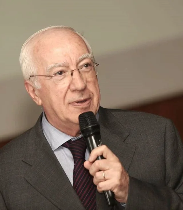 Nicola Minervini segurando um microfone durante uma palestra
