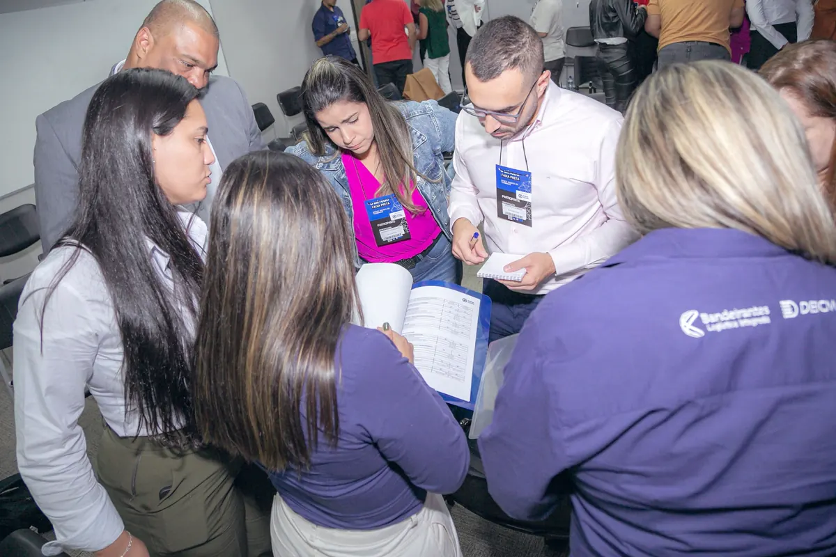 Equipes analisando o material da atividade